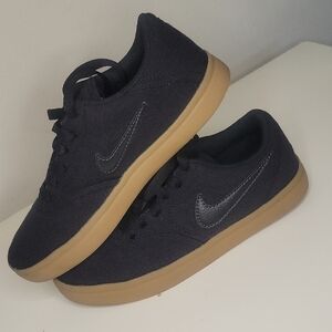 Nike Big Kids Black and Tan Sneakers Sz 4y Boys Good Condition